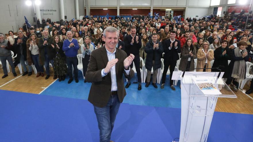 Alfonso Rueda, ayer, en un mitin en A Estrada. |  // XOÁN ÁLVAREZ