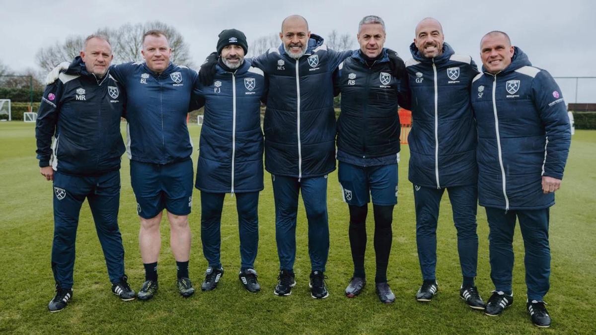 El cuerpo técnico del West Ham con Paco Jémez y Nuno Espírito Santo, en en el centro.