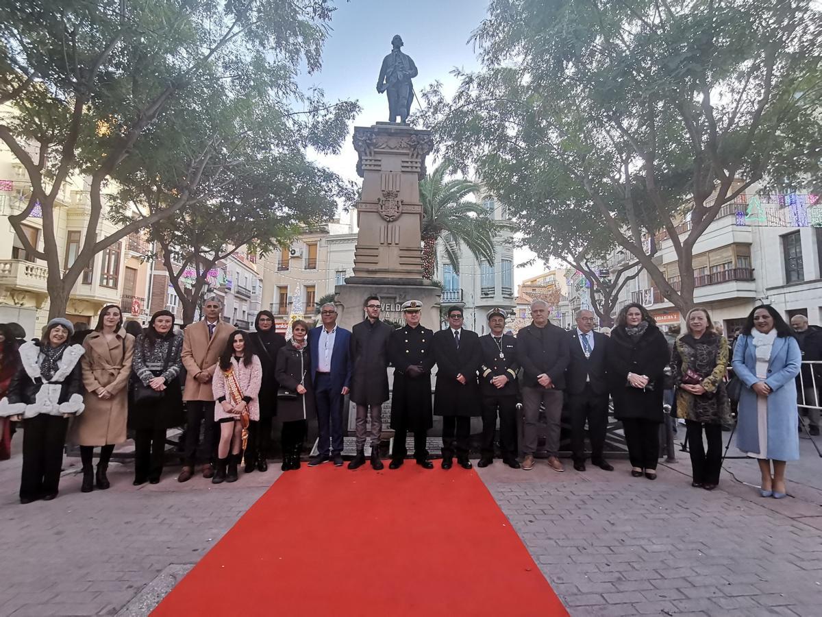 La foto de las autoridades en la escultura de Jorge Juan.