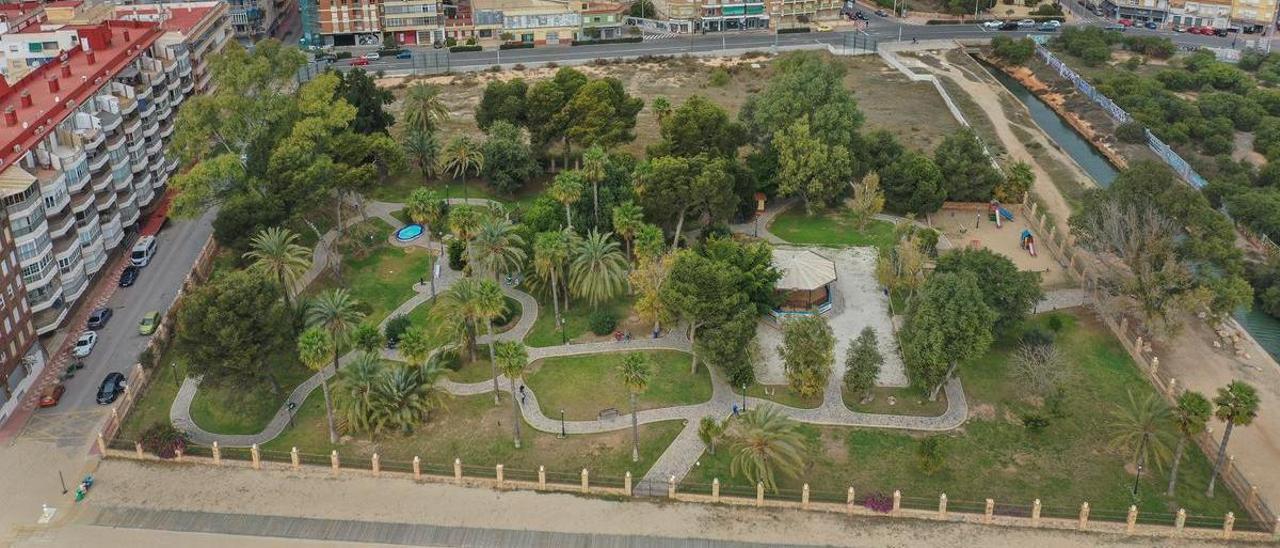 En la parte inferior el borde de la playa del Acequión. En la zona central el parque de Doña Sinforosa, al que afecta el plan urbanístico. Al fondo la parcela de los rascacielos, delimitada por la avenida de Gregorio Marañón