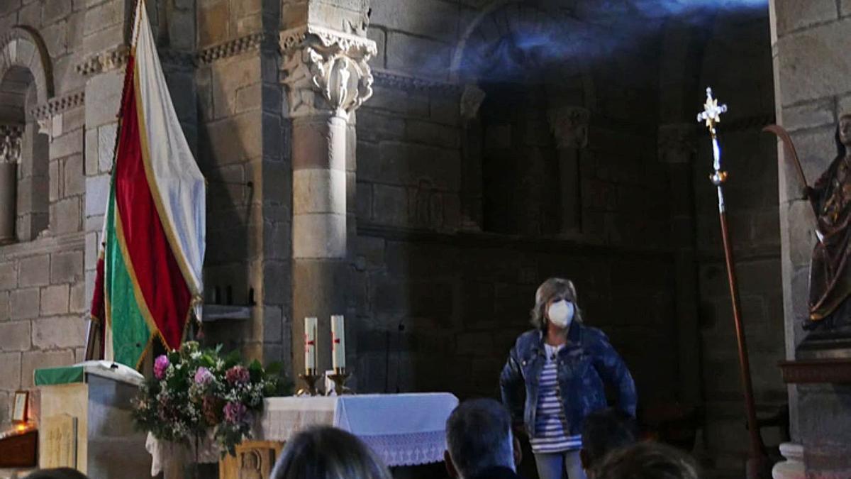 Celestina Panizo explica a los visitantes el fenómeno de la Luz Equinoccial. | E. P.