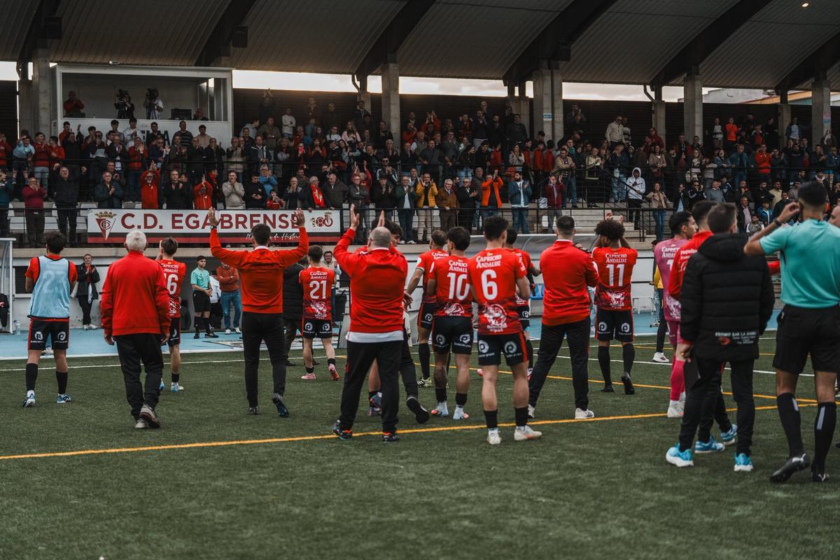 Los jugadores del Egabrense celebran junto a su afición.