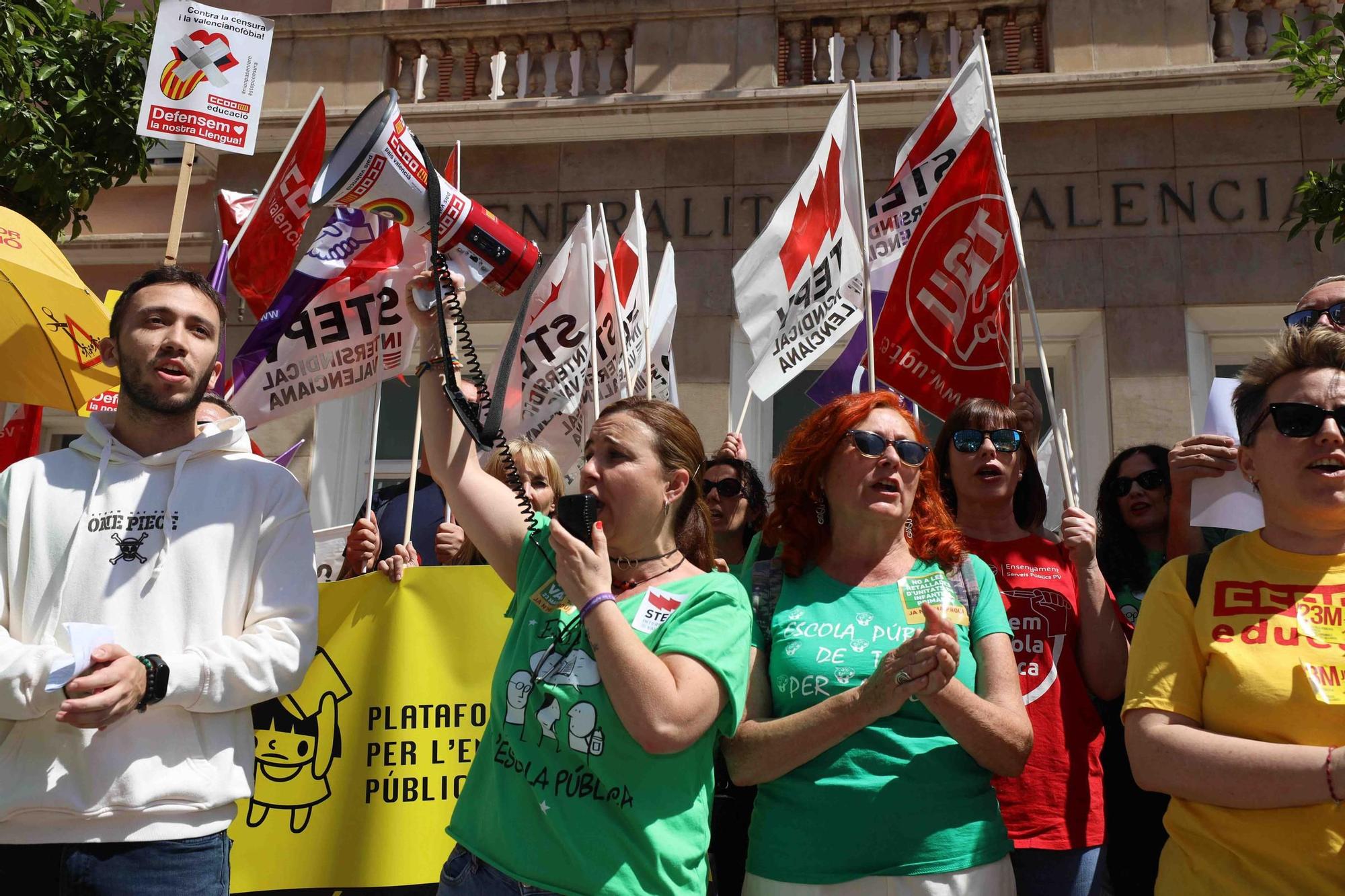 Huelga en la enseñanza: Los sindicatos se manifiestan frente a la dirección territorial de Educación en Castelló