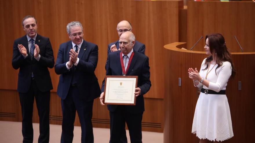 Momento de la entrega de la Medalla de Oro de las Cortes de Castilla y León