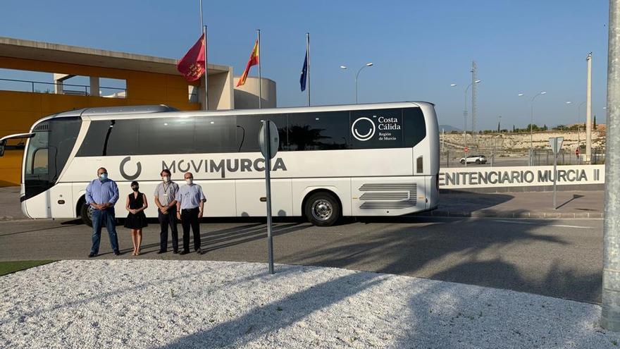 El autobús ya llega a la cárcel de Campos del Río