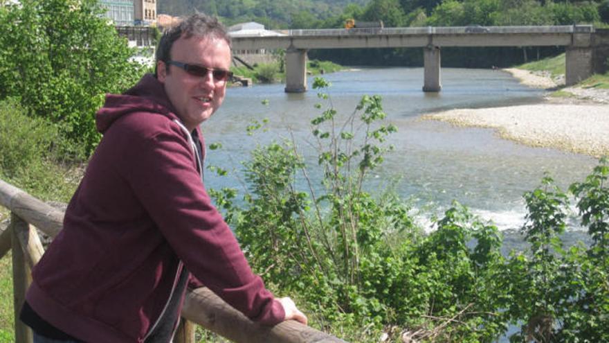 Enrique Corominas, posa junto al río Sella a su paso por Arriondas.