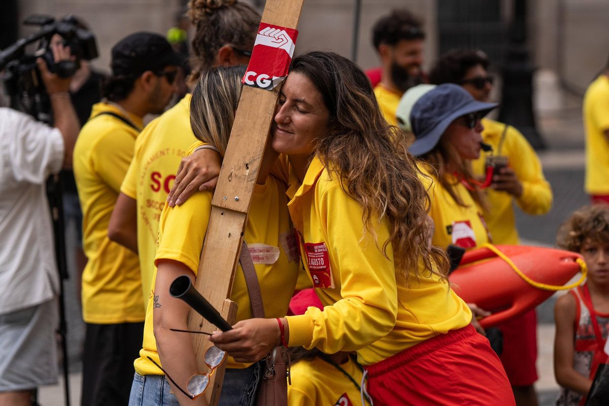 Los socorristas de Barcelona protestan contra la precariedad y la falta de personal