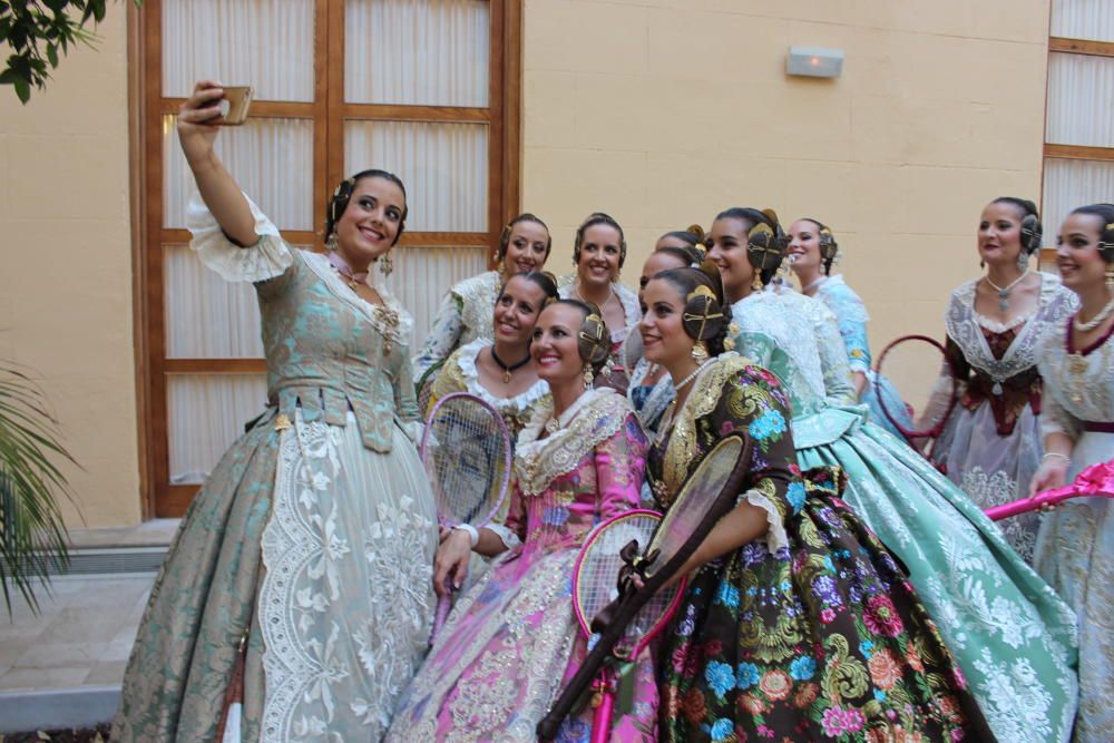 Tres generaciones de falleras en la Batalla de Flores