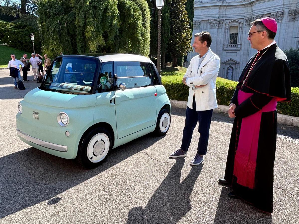 Olivier François y el representante del Vaticano