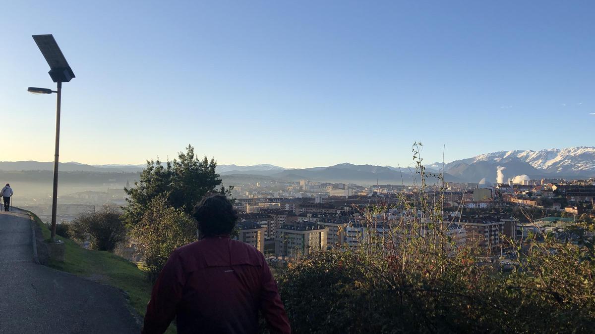 Cielos despejados en Oviedo, esta mañana de martes.