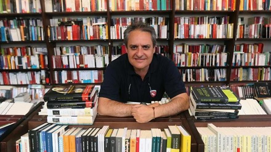 Jesús Otaola, propietario de la Librería Proteo.