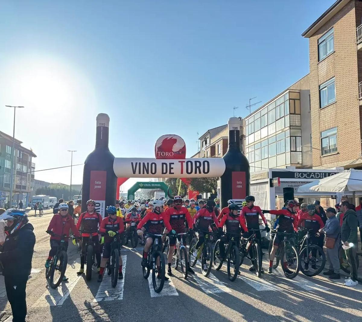 Salida de la VIII Marcha BTT Vintorobike 2026