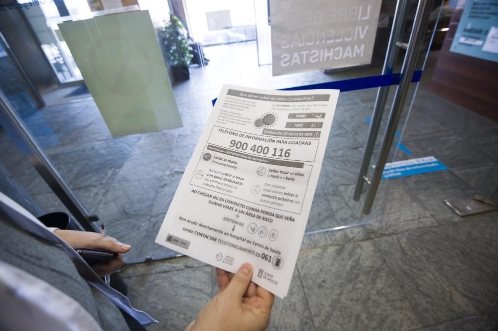 Once profesionales del Hospital de A Coruña, donde está ingresado, están aislados preventivamente en sus domicilios por haber mantenido contacto con el paciente.