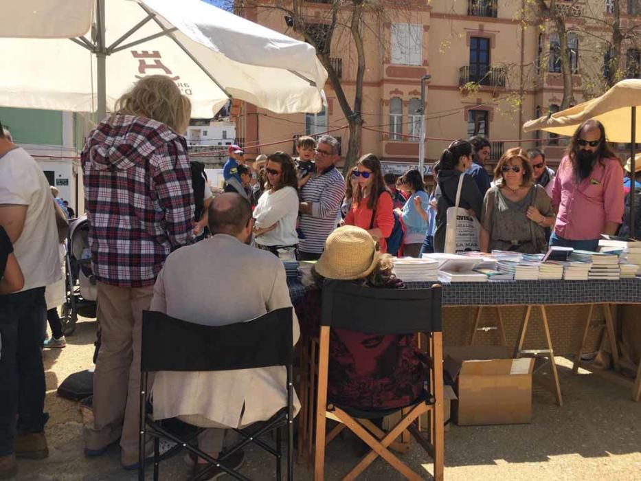 Mucha gente en el paseo Vara de Rey