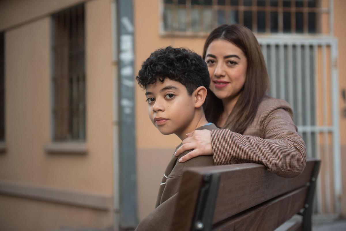 Julissa Reyes, con su hijo Gerónimo, diagnosticado de síndrome de Pfapa.