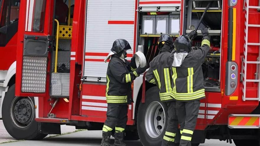 Un incendio forestal en Bens quema una hectárea de superficie arbolada y monte raso