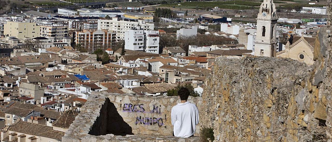 Pintada en el muro de la Porta de Ponent del castillo de Xàtiva, en una imagen de ayer. | PERALES IBORRA