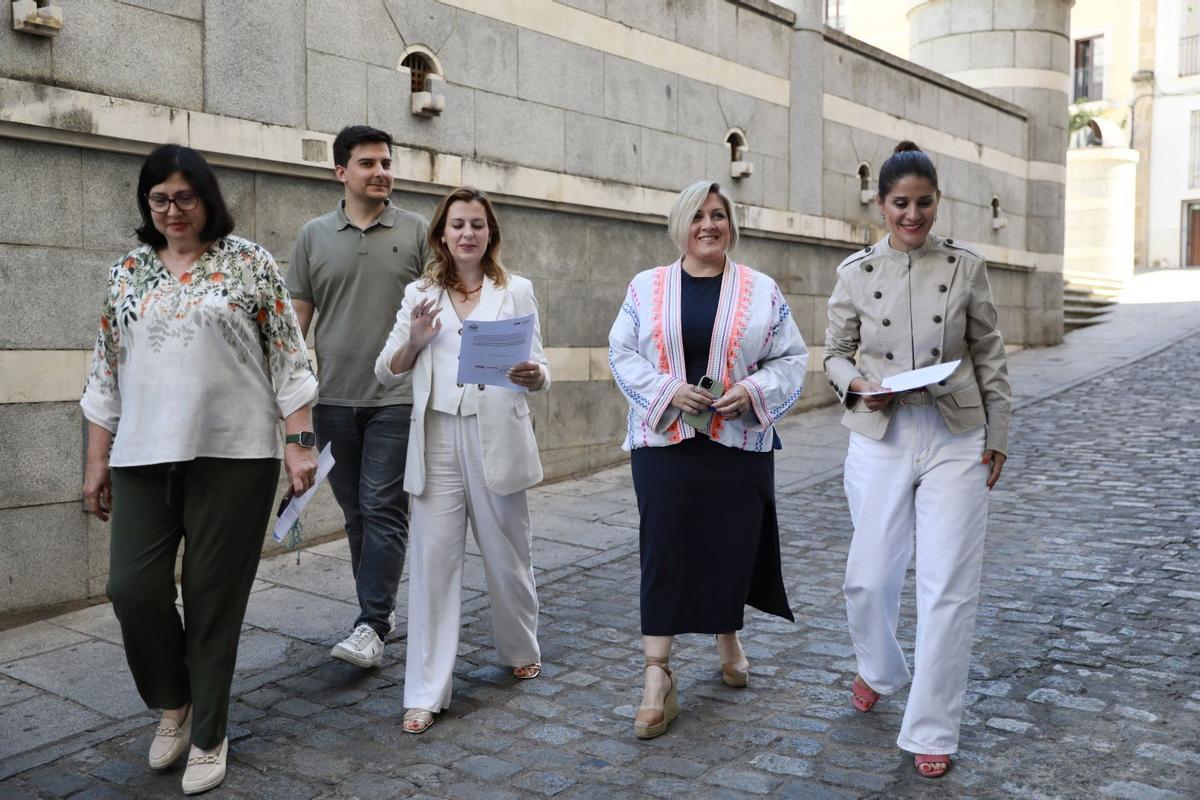 La portavoz del Grupo Parlamentario Socialistas, Isabel Gil Rosiña, acompañada por miembros de la formación, en la puerta del resgistro de la Asamblea para presentar la enmienda a la totalidad.