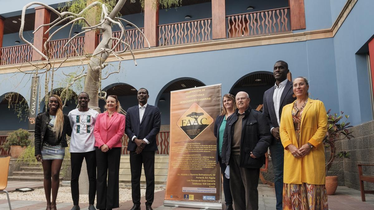 Foto de familia de la presentación de la campaña solidaria con Senegal y Gambia en Casa África