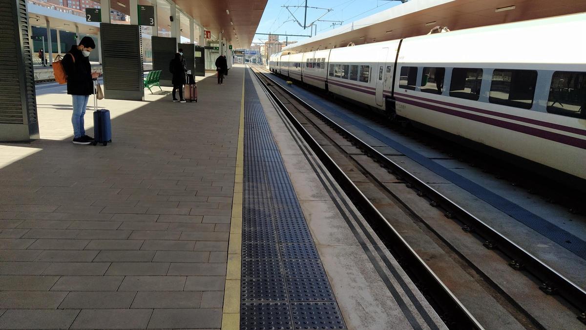 Viajeros en la estación de tren de Zamora