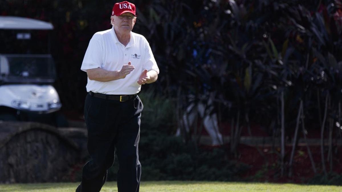 Donald Trump jugando a golf, deporte al que ha dedicado 94 días en el último año.