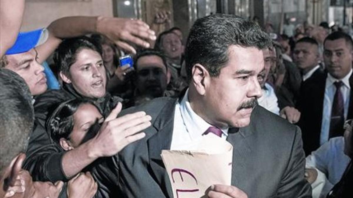Expectación 8 Nicolás Maduro, rodeado por sus simpatizantes en la cancillería venezolana.
