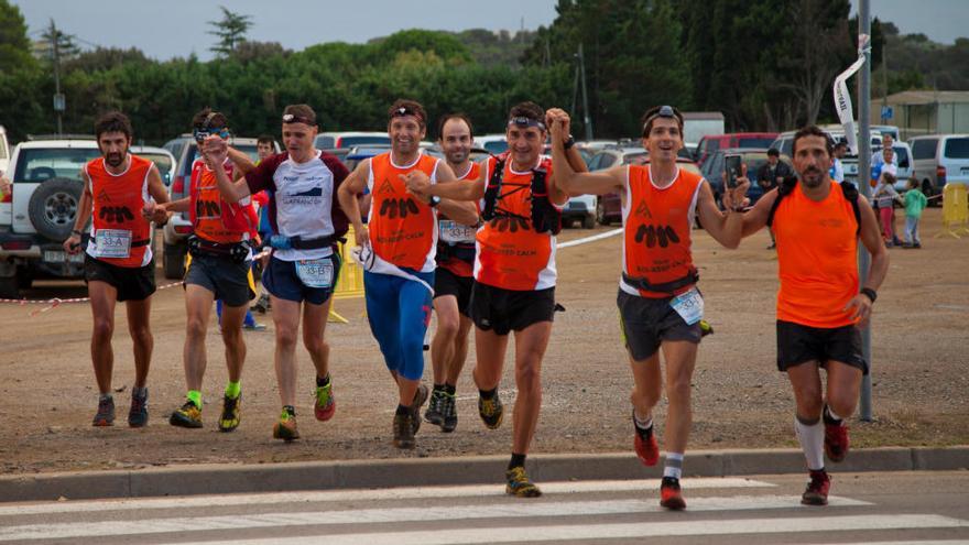 Un equip de corredors participant a l&#039;edició del 2015 de la cursa solidària Oncotrail, a Palafrugell