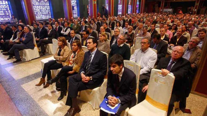 Autoridades y representantes de las empresas de ovino en Castilla y León, ayer, en Coreses.