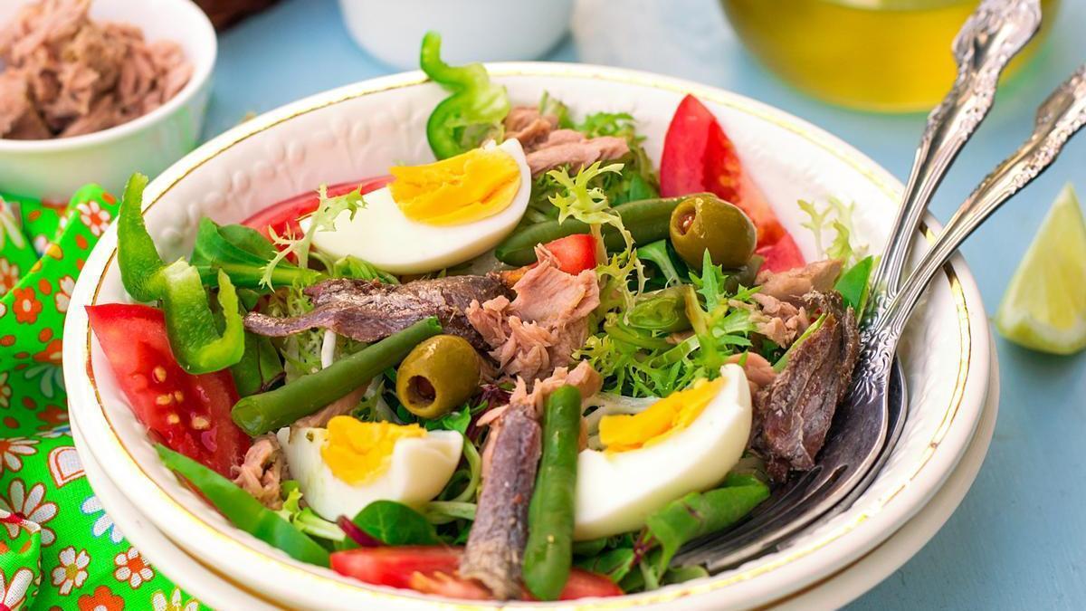 Ensalada Niçoise o Nizarda, un típico plato de la región francesa de Niza