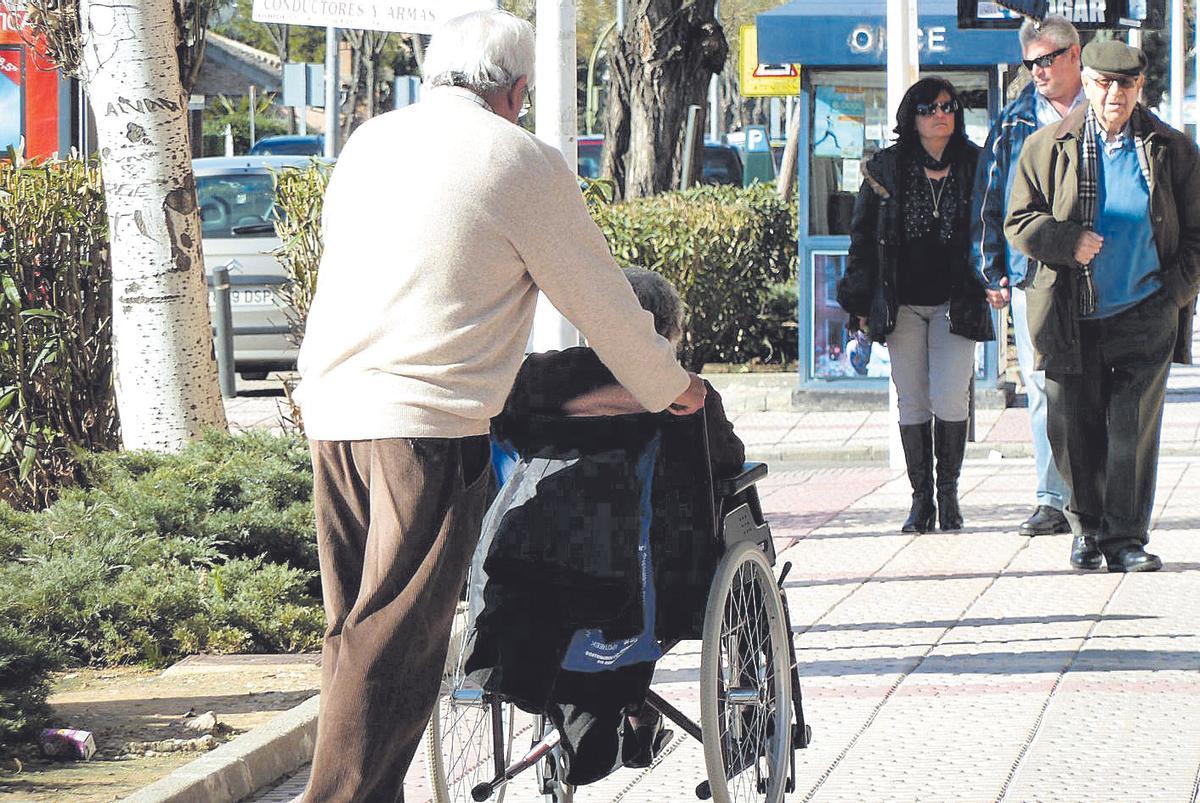 Una persona dependiente, en silla de ruedas