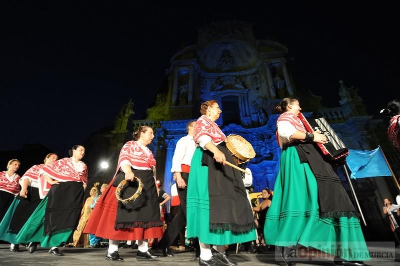 La Antorcha de la Amistad y el Moneo brillan en colores con motivo de este Festival Internacional de Folclore