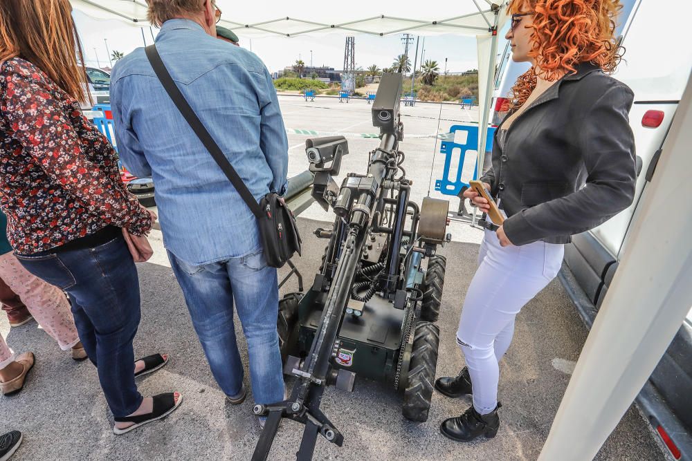 La Compañía de Torrevieja exhibe unidades y medios en el aparcamiento de municipal junto al centro comercial en La Zenia de Orihuela Costa en la primera iniciativa de estas características en el lito