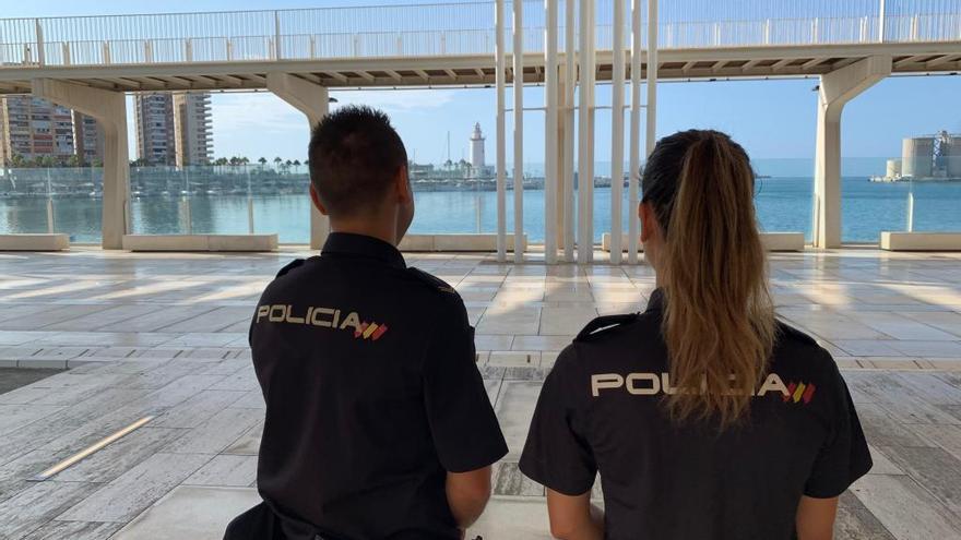 Dos agentes en el Puerto de Málaga.