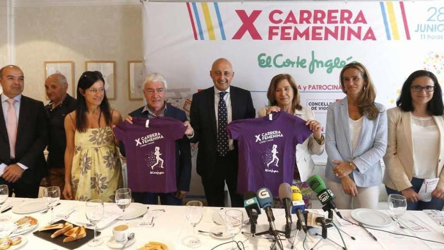 Manel Fernández y Rosa Fontaiña sostienen la camiseta oficial de la carrera flanqueando a José Manuel Blanco, de El Corte Inglés. // R.Grobas