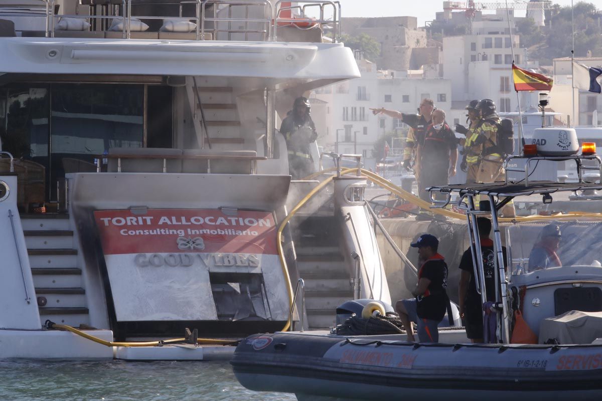 Incendio de un yate en Ibiza