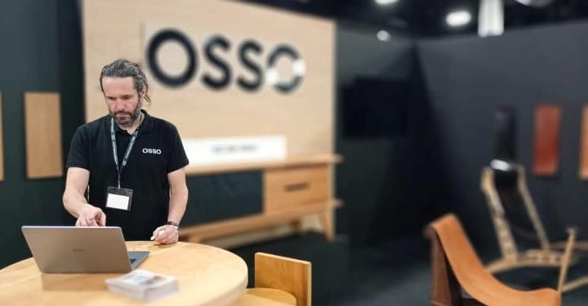 El estradense Quique Marín, en el estand de Osso en la feria de Fort Lauderdale.