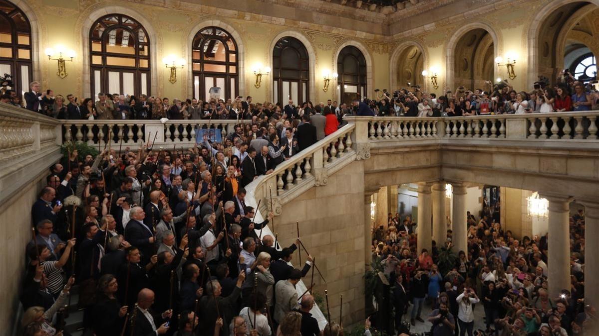 Alcaldes independentistas ocupan las escaleras del Parlament, tras el pleno del pasado 27 de octubre en el que se realizó la declaración unilateral de independencia.