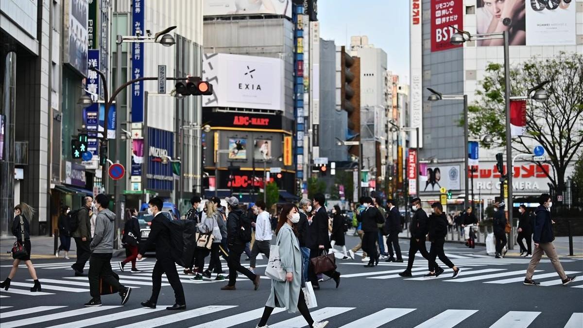 Calles concurridas en el distrito de Shinjuku, en Tokio, horas antes de que Japón declarara el estado de emergencia.