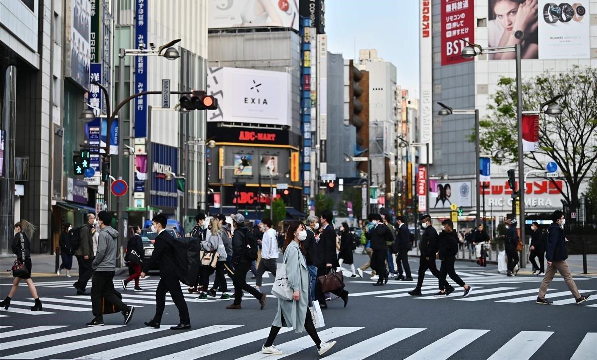 zentauroepp53050270 people cross a street in tokyo s shinjuku district on april 200407104747