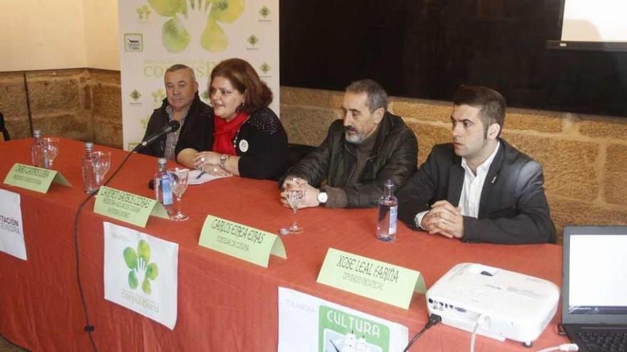 Darío Campos, Carmen Santos, Carlos Eirea y Xosé Leal durante la presentación. // Santos Álvarez