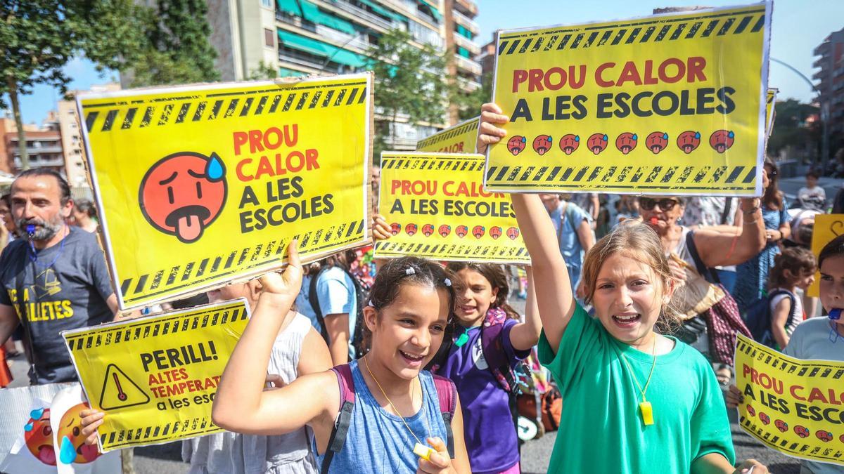 Escoles de Barcelona tallen la Meridiana com a protesta contra la calor a les aules Escoles de Barcelona tallen la Meridiana com a protesta contra la calor a les aules