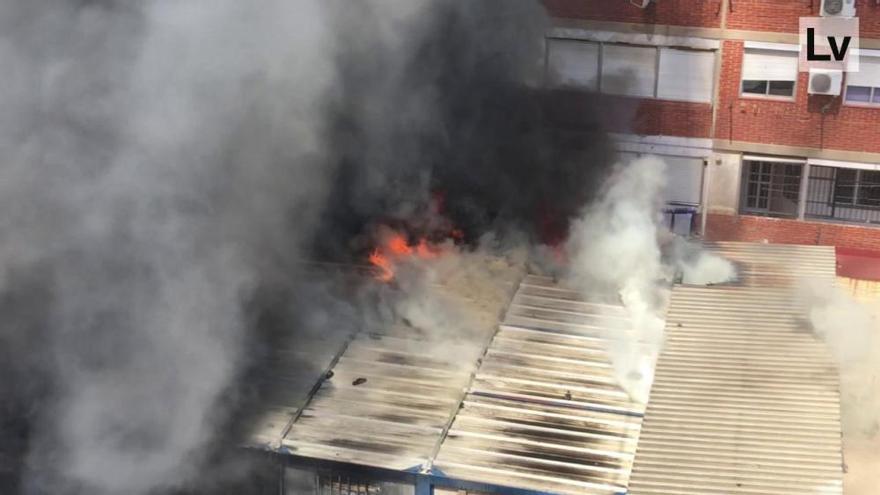 Arde una casa prefabricada en Natzaret y desalojan un colegio