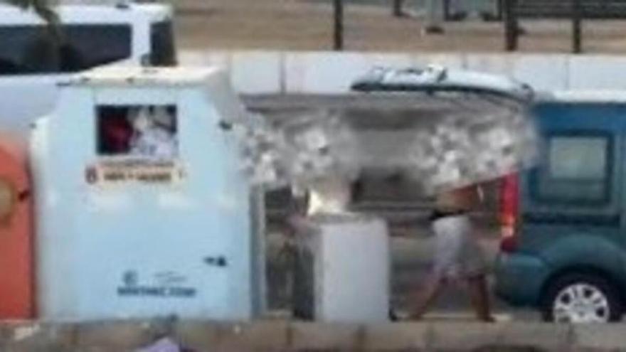 Un vecino graba el abandono de una lavadora en Arrecife y la Policía Local identifica a los responsables