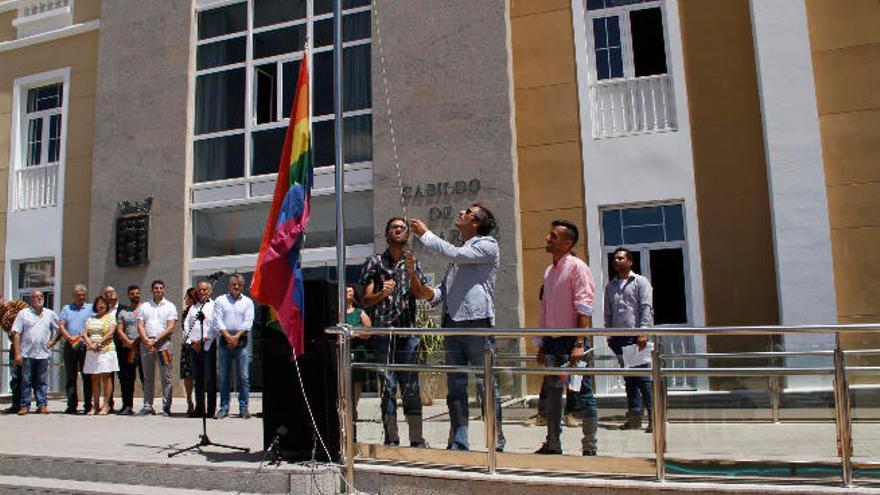 La bandera arcoíris en la corporación