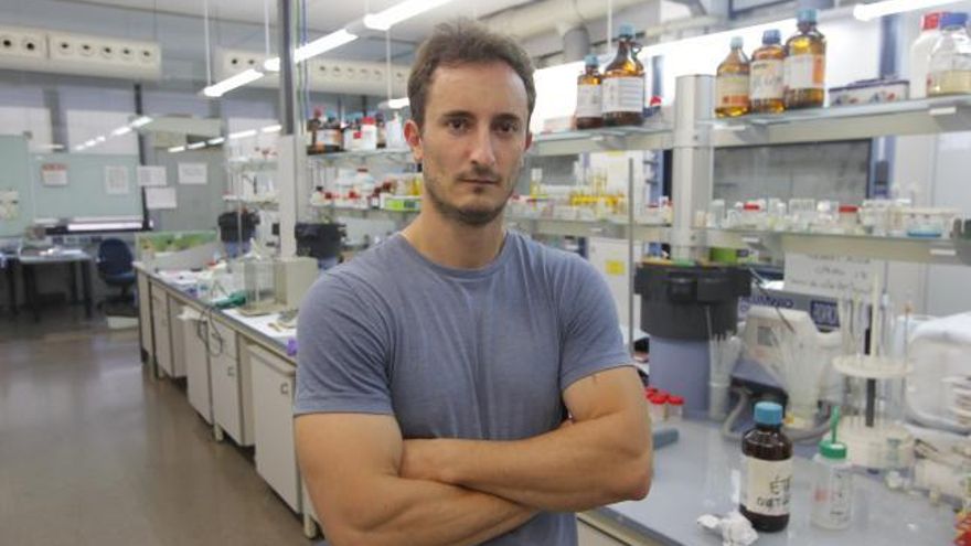 Emilio Pardo, que investiga el magnetismo molecular, en su laboratorio de la UV.