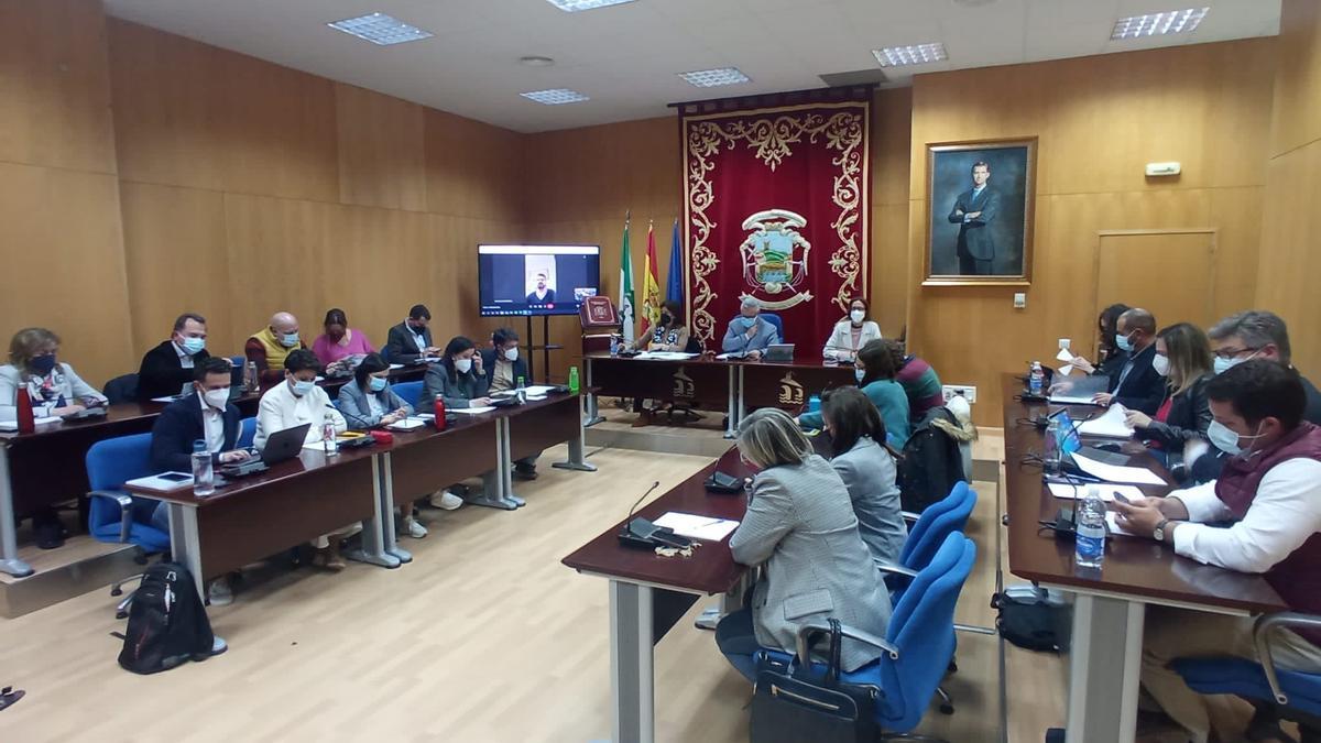 Un momento del Pleno del mes de marzo del Ayuntamiento de Puente Genil.