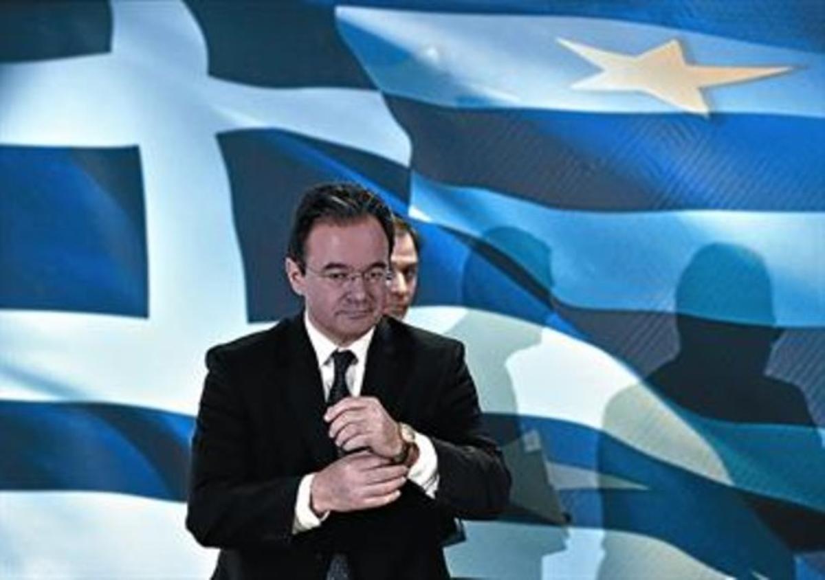 El ministre de Finances grec, Giorgos Papaconstantinu, després d’anunciar el pla d’estalvi, ahir a Atenes. El ministre de Finances grec, Giorgos Papaconstantinu, després d’anunciar el pla d’estalvi, ahir a Atenes.