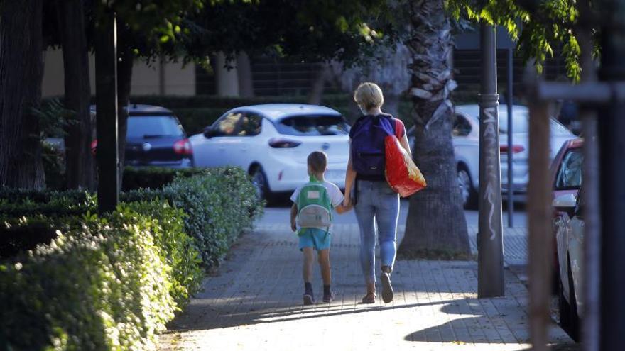 Imagen de archivo de una madre mientras acompaña a su hijo al colegio.  | MIGUEL ÁNGEL MONTESINOS