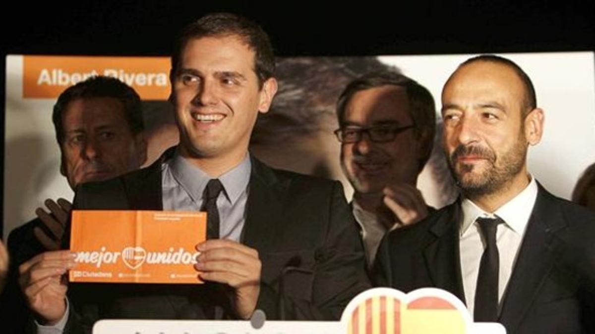 El cabeza de lista de Ciutadans para Barcelona, Albert Rivera, y el número 2, Jordi Cañas, en el inicio de la campaña electoral.