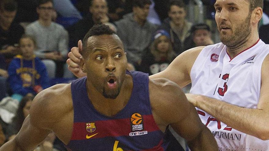 Joey Dorsey, del Barcelona Lassa, busca un apoyo ante la presión rival.